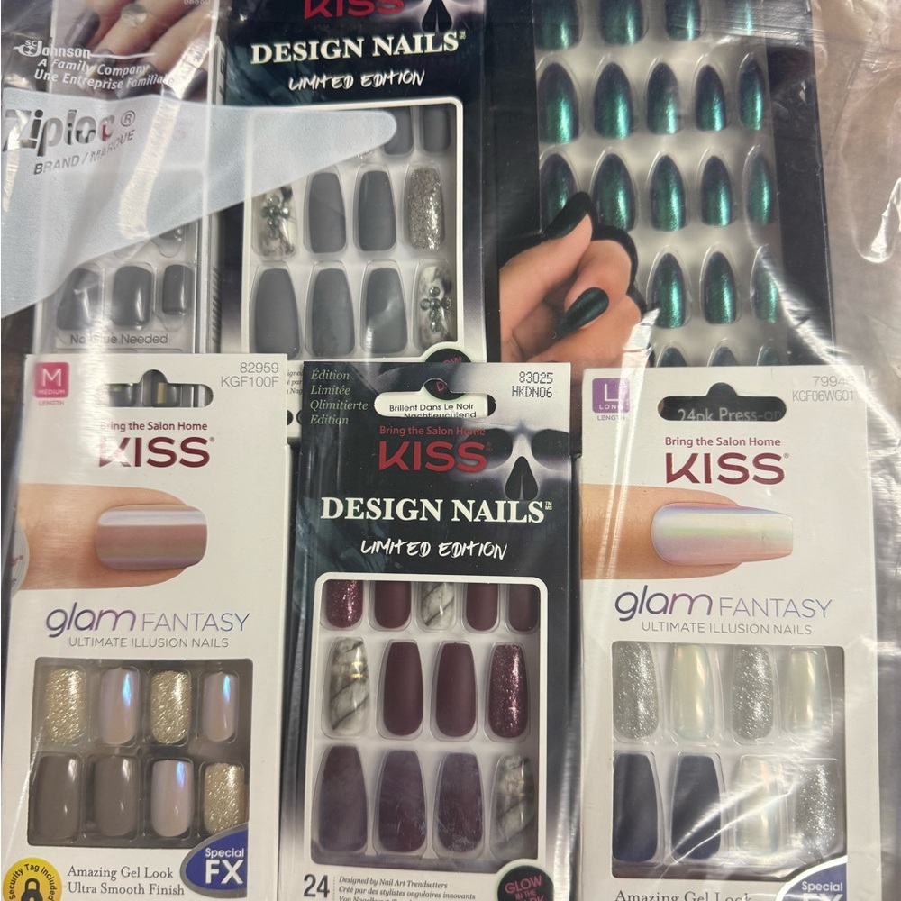 KISS Black and Green Press-On Nails Stylish Design